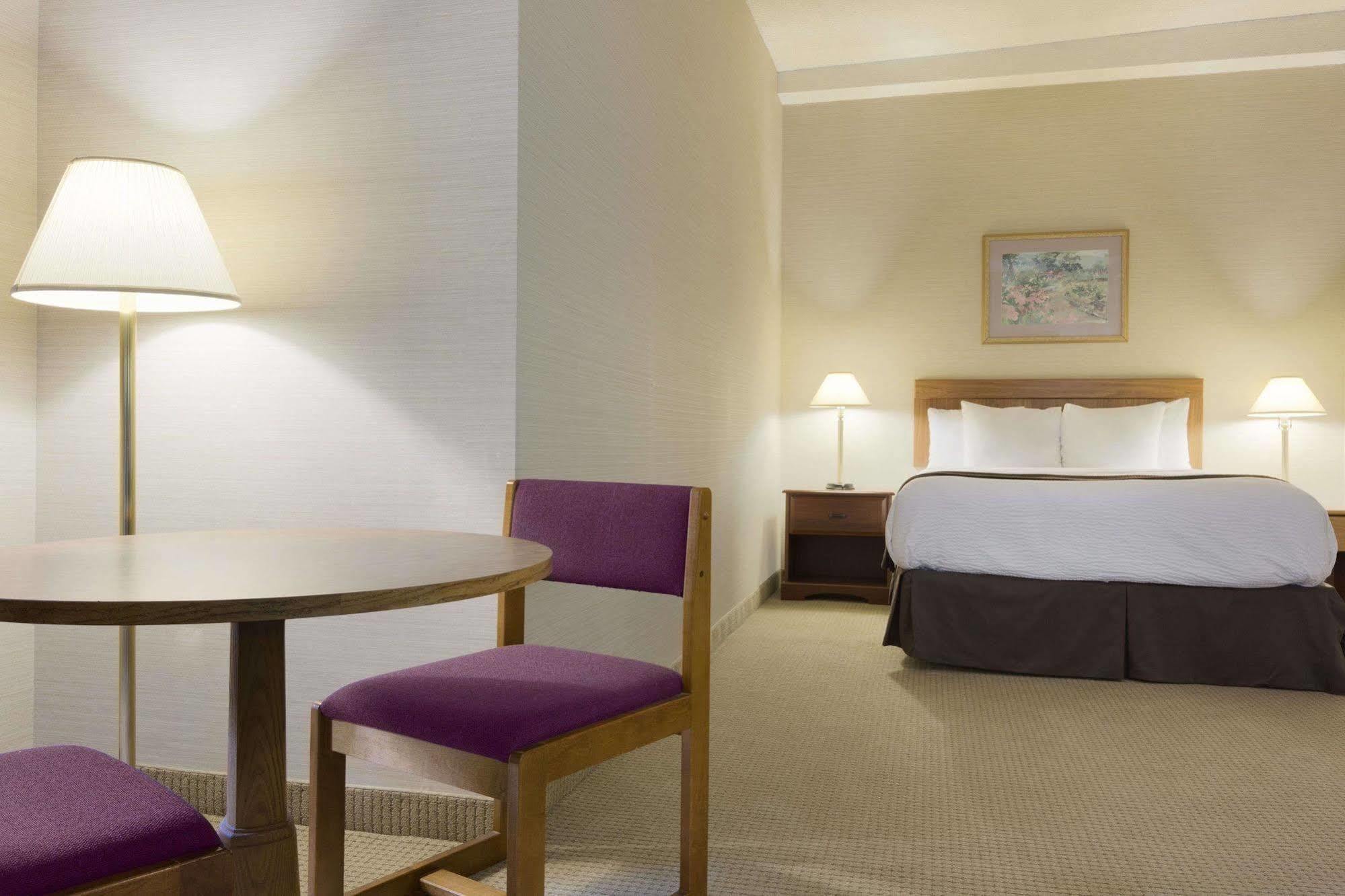 Days Inn By Wyndham Toronto East Beaches מראה חיצוני תמונה
